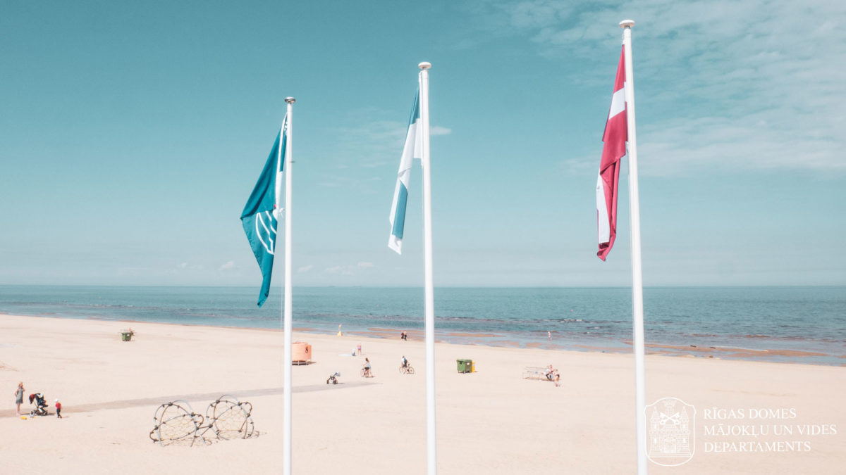 Zilais karogs pludmalē