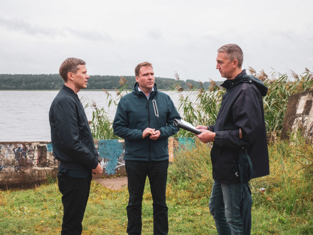 Rīgas Domes Mājokļu un vides komitejas priekšsēdētājs Edmunds Cepurītis, Mājokļu un vides departamenta direktora p.i. Edijs Pelšs, MVD Vides pārvaldes Dzīvās dabas resursu nodaļas vadītājs Renārs Grīnbergs