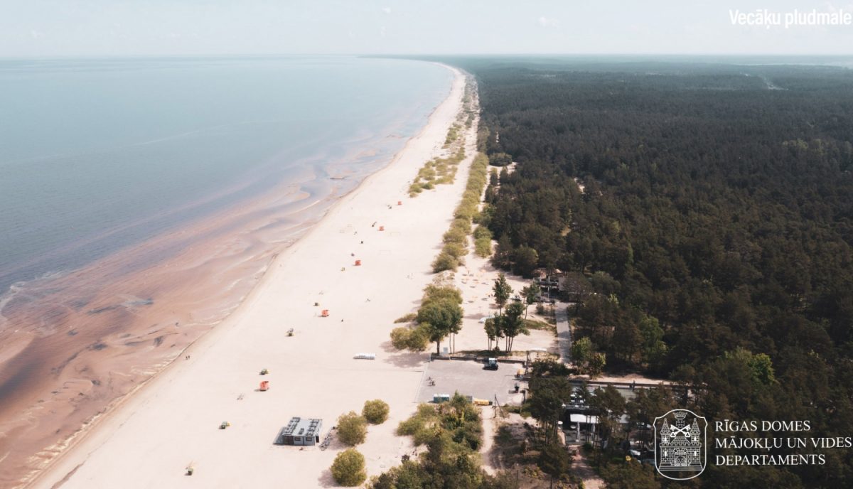 Vecāķu peldvietas pludmale Rīgas jūras līcī