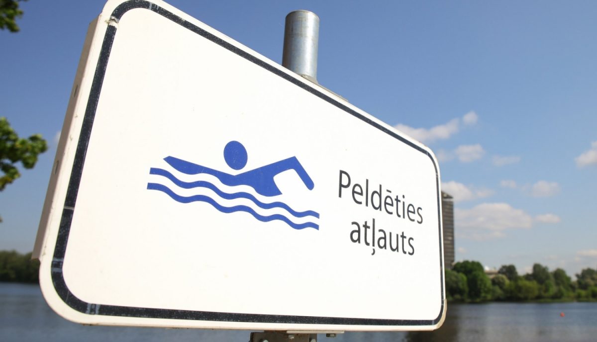 Rīgas valstspilsētas pašvaldības publiskās peldvietas zīme "Peldēties atļauts"