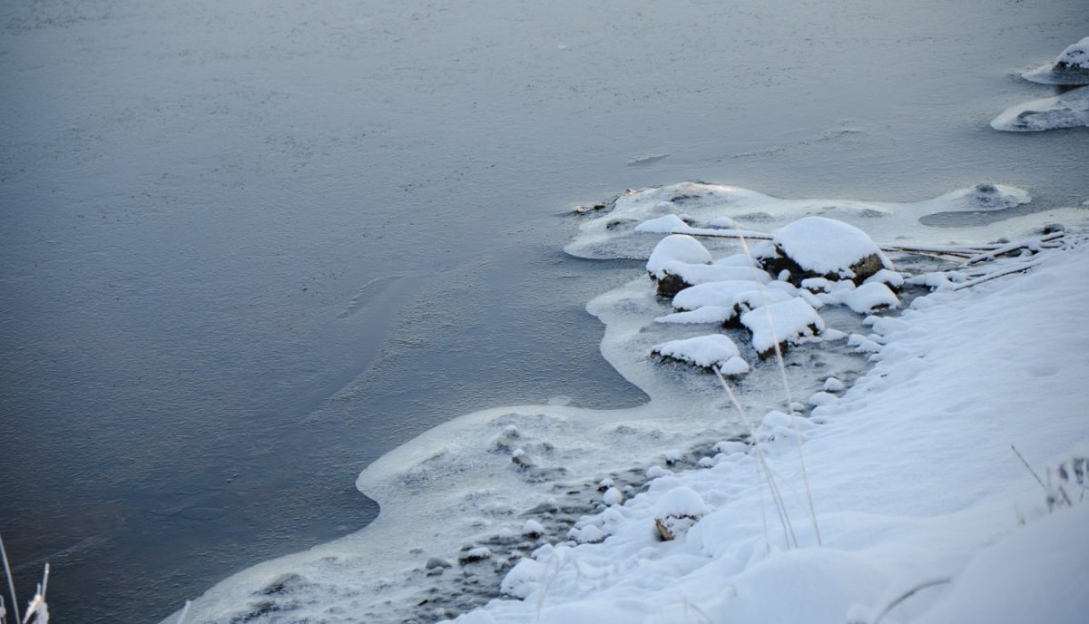 Ledus uz Rīgas ūdenstilpēm ar aizlieguma zīmi