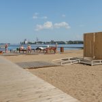 Labiekārtota Rīgas peldvieta vasarā, kur peldūdens kvalitāte atbilst higiēnas prasībām un iedzīvotājiem ir atļauts droši peldēties