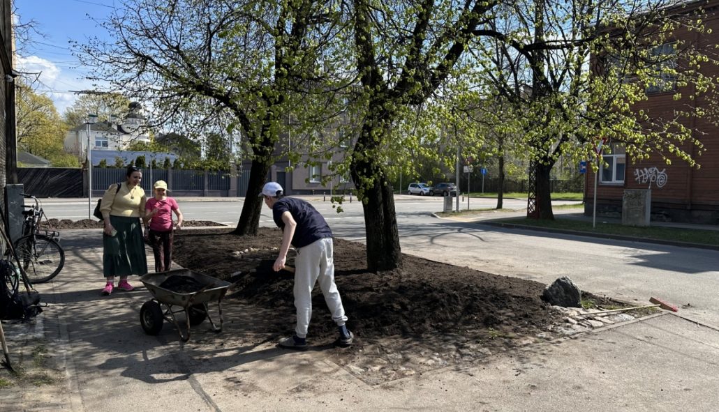 Rīgas iedzīvotāju biedrības sakopj pašvaldības teritoriju – melnzeme, komposts, zāliena sēklas un konteineri vides labiekārtošanai