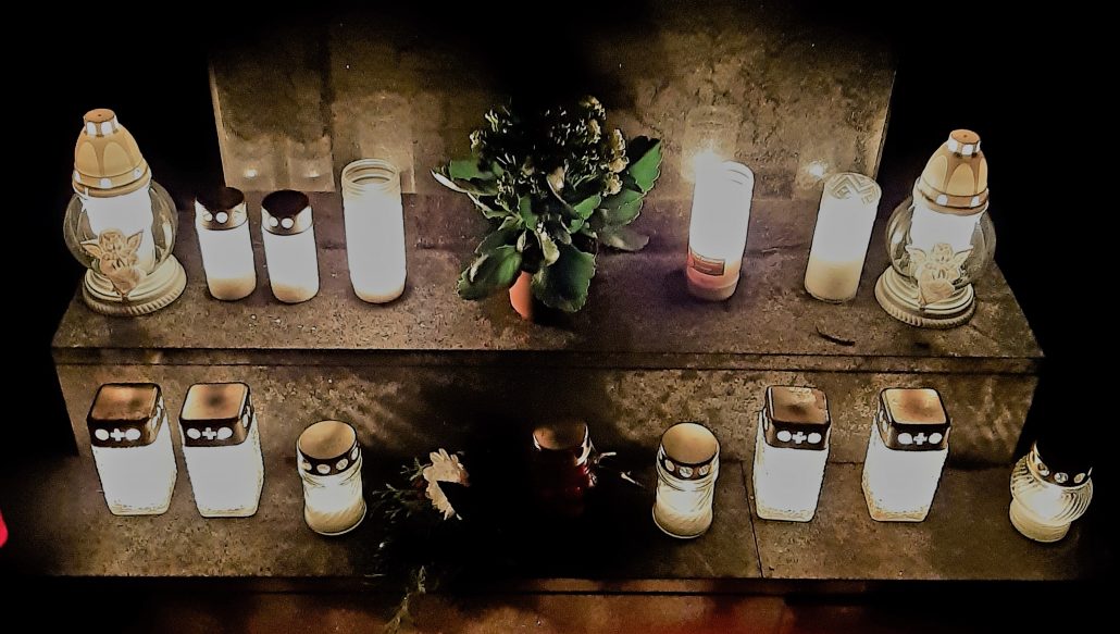 Svecīšu vakars Rīgas kapsētās 2025. gada 23. novembrī – iedegtas svecītes mirušo piemiņai, sakoptas kapavietas, lapas novietotas konteineros.