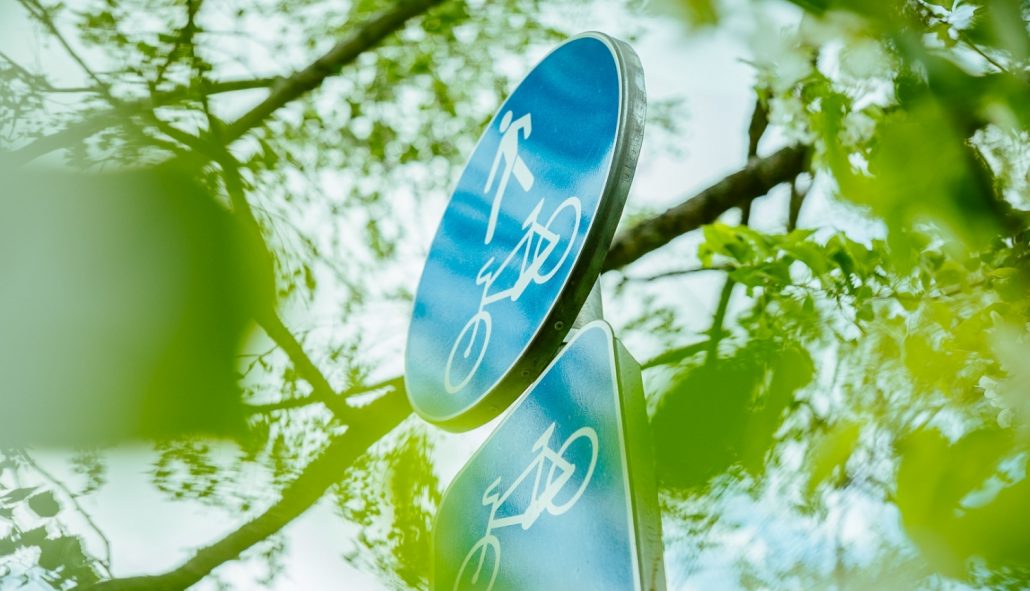 Ceļa zīme: gājēji un velo