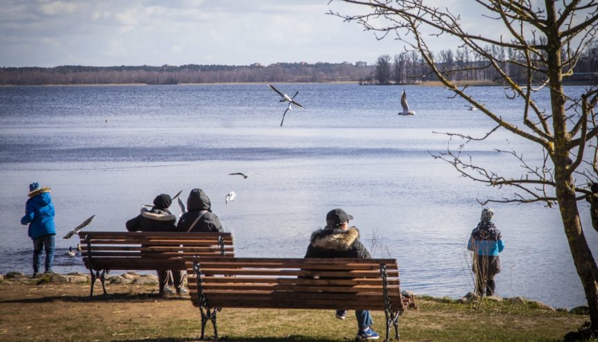 Rīgas iela pēc mitrās uzkopšanas, kas samazinājusi putekļu piesārņojumu, pateicoties pašvaldības pasākumiem