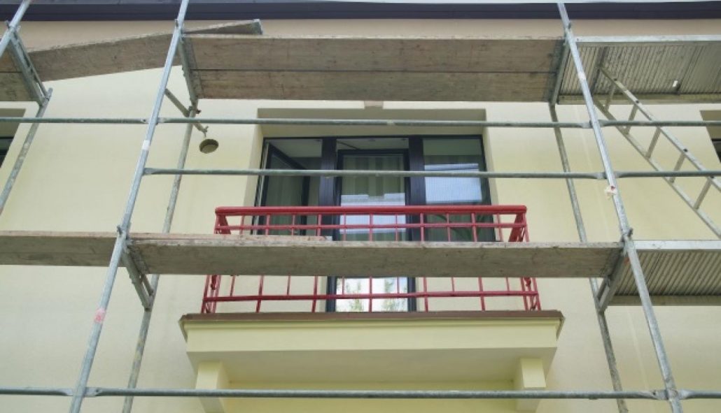 Dzīvojamās mājas renovācija ar moderniem uzlabojumiem