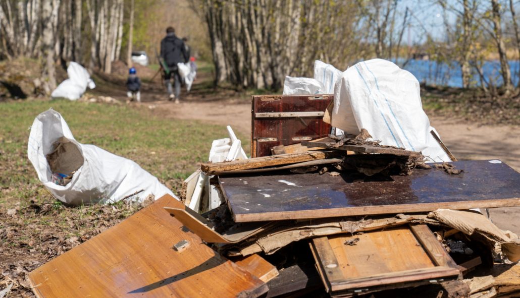 Liela talka atkritumu kaudze