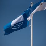 Rīgas peldvietās – Vecāķos, Vakarbuļļos, Bābelītī un Daugavgrīvā – plīvo Zilie karogi, kas apliecina augstus ūdens kvalitātes, drošības un vides standartus pludmalēs.