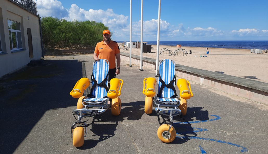 Peldēšanās ratiņkrēsli Vecāķu pludmalē pieejami cilvēkiem ar kustību traucējumiem