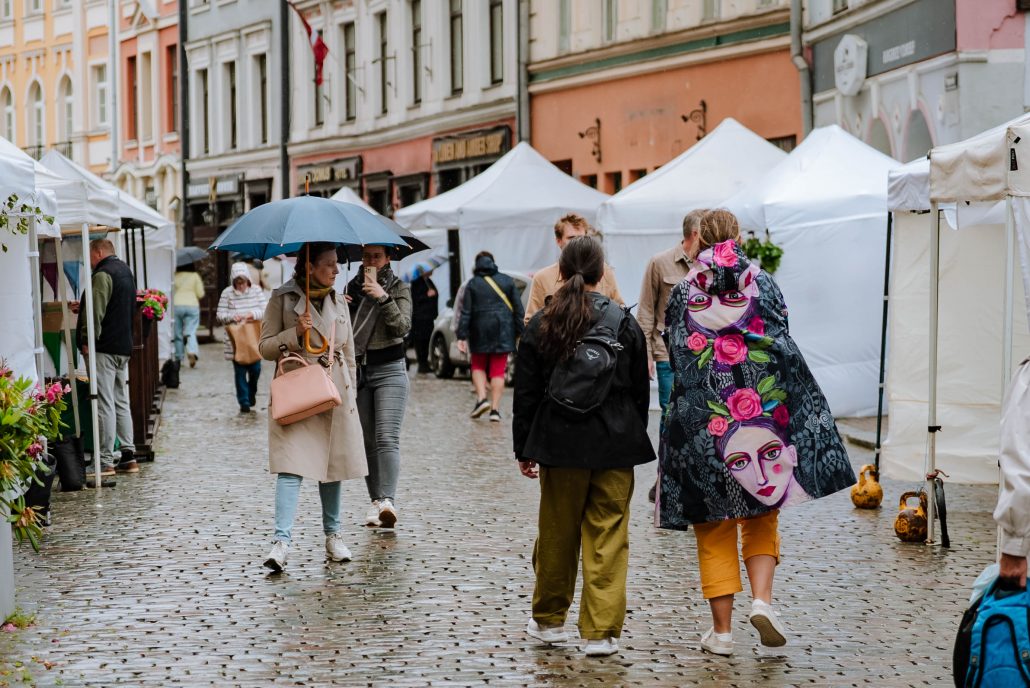 Lietusgāzes Rīgā izraisa satiksmes traucējumus, darbojas ūdens atsūknēšanas tehnika