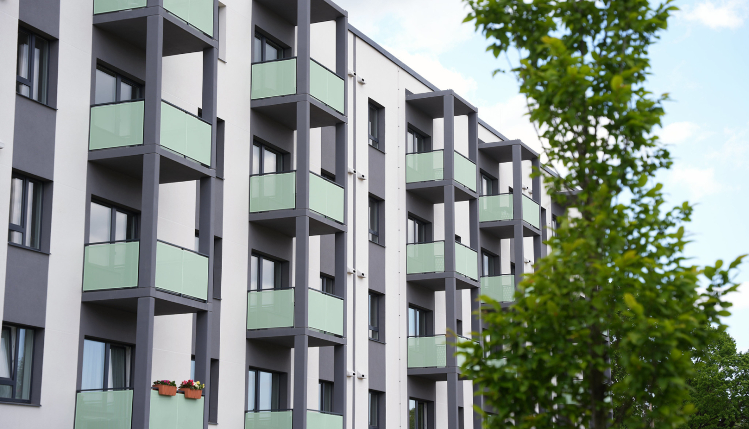 Mājokļu atbalsts pedagogi policists Rīgā – pedagogi un pašvaldības policisti, kas saņem paplašinātu mājokļu atbalstu līdz 250 eiro mēnesī, tostarp piemaksas ģimenēm ar bērniem, lai veicinātu speciālistu piesaisti un noturēšanu.