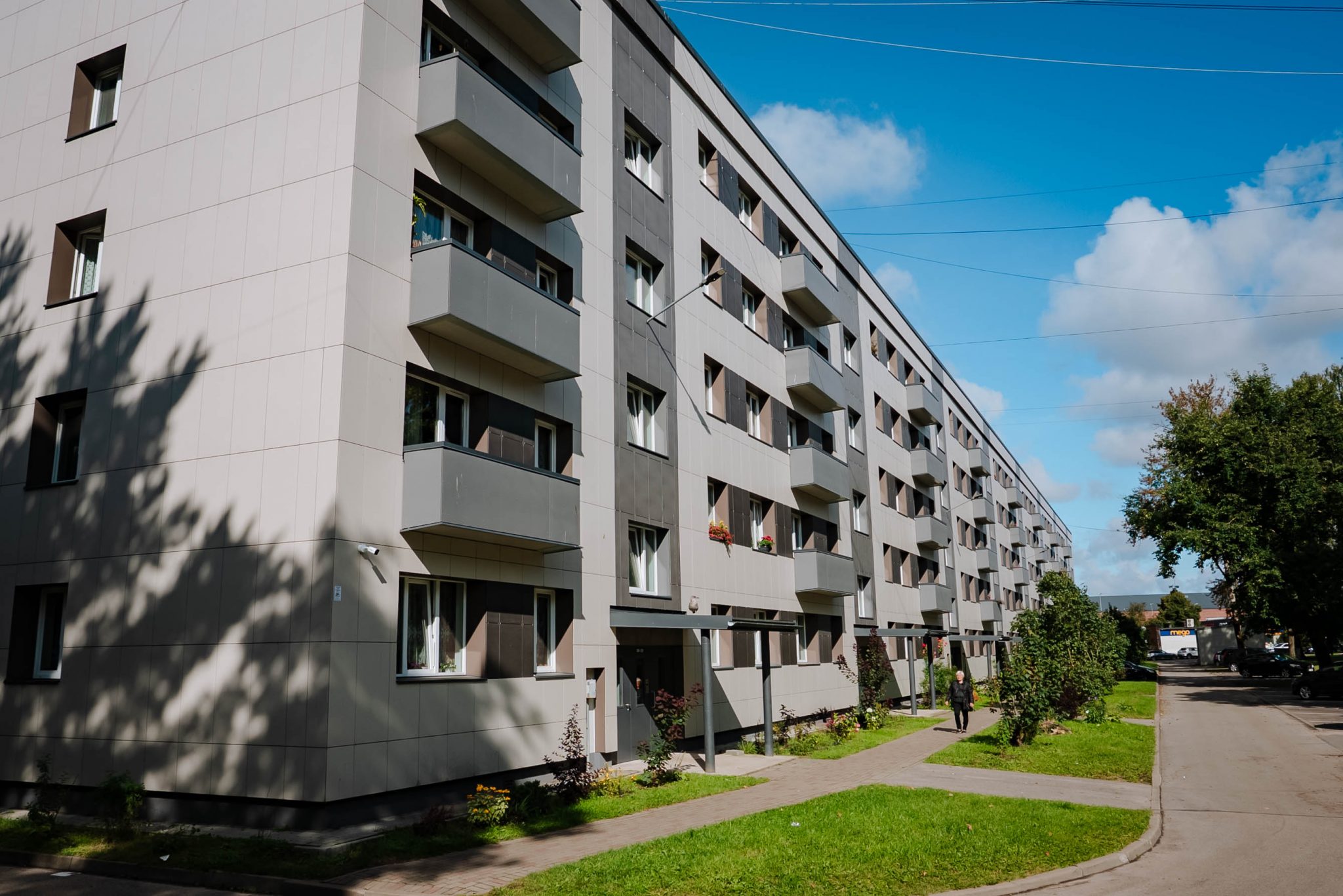 Rīgas pašvaldības dzīvojamais nams un dzīvokļi pilsētvidē, ilustrējot jauno īres maksas aprēķina kārtību, kas stājas spēkā no 1. jūlija un attiecas uz sociālajiem un pašvaldības dzīvokļiem.