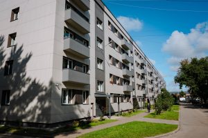 Rīgas pašvaldības dzīvojamais nams un dzīvokļi pilsētvidē, ilustrējot jauno īres maksas aprēķina kārtību, kas stājas spēkā no 1. jūlija un attiecas uz sociālajiem un pašvaldības dzīvokļiem.
