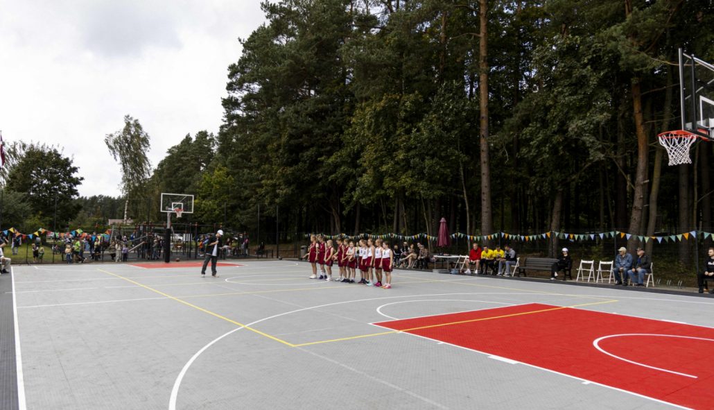 Dārziņ, apkaimes sporta laukums ar FIBA sertificētu basketbola segumu