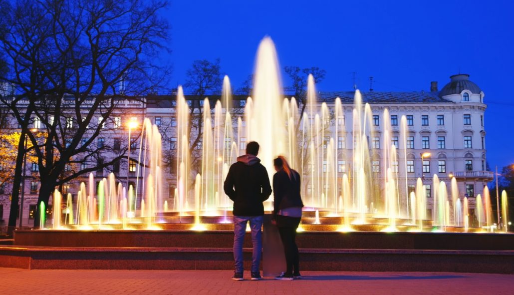 Strūklaka pie Kongresu nama Rīgā gatavojas ziemas sezonai