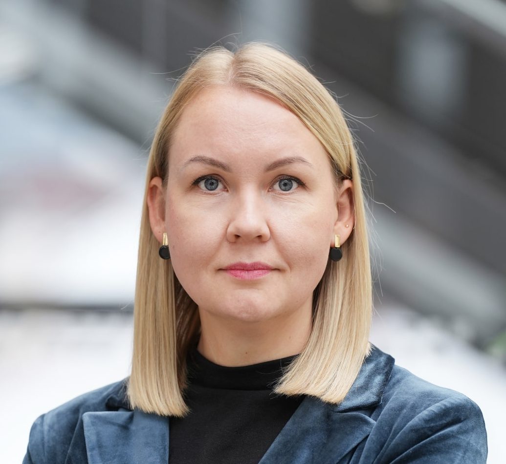 Dace Ziediņa iecelta Rīgas Mājokļu un vides departamenta direktores amatā, uzsverot viņas ilggadējo pieredzi mājokļu politikā, attīstības projektu vadībā un pašvaldības iniciatīvu ieviešanā.