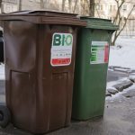 Atkritumu izvešana ziemā – praktiski ieteikumi rīdziniekiem, kā novērst piesalšanu, notīrīt piekļuves ceļus un ziņot par traucējumiem, lai nodrošinātu nepārtrauktu pakalpojumu, Infografika par jaunajiem atkritumu apsaimniekošanas noteikumiem Rīgā no 2027. gada: obligāta šķirošana, bioloģisko atkritumu konteineri, izvešanas grafiki un sabiedrības informēšana.