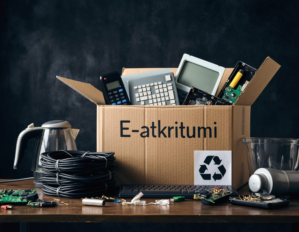 Bezmaksas elektrotehnikas nodošanas akcija “Atpestī māju no elektrospokiem!” notiek novembrī pie Lidl veikaliem Rīgā, Liepājā un Jelgavā, kur iedzīvotāji aicināti nodot nolietotu elektrotehniku – fēnus, telefonus, blenderus un citas ierīces – videi draudzīgā veidā. Akcijas dalībniekiem ir iespēja piedalīties konkursā un laimēt balvas, tostarp Lidl dāvanu kartes. Iniciatīva veicina pareizu e-atkritumu utilizāciju, samazina vides piesārņojumu un veicina otrreizēju resursu apriti.