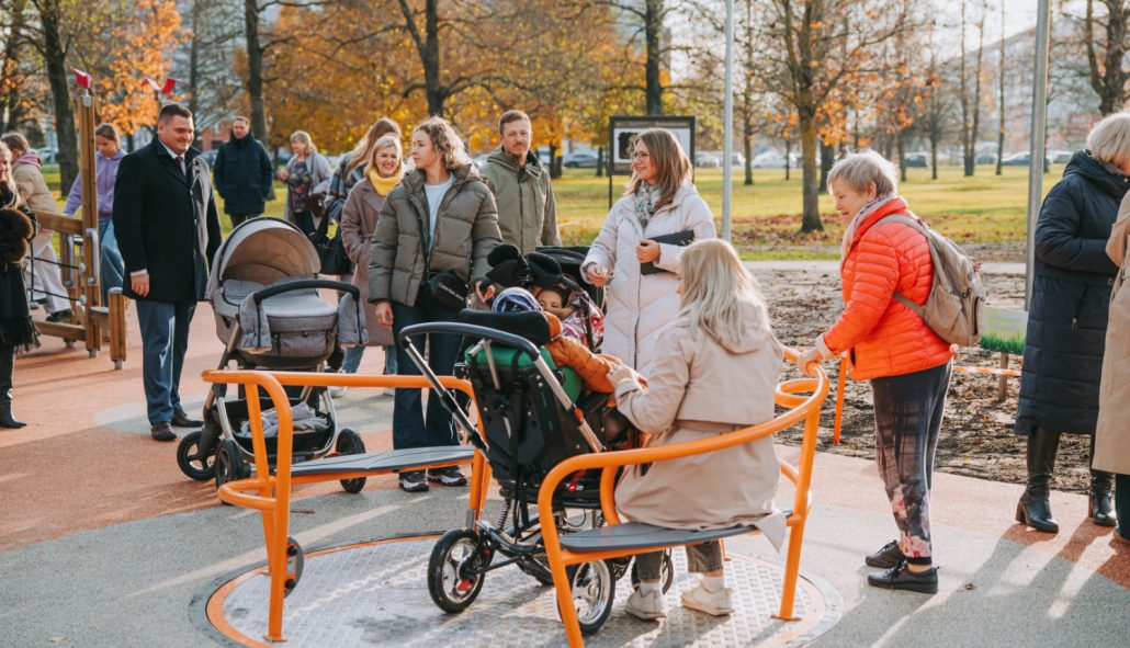 Ēbelmuižas rotaļu laukums bērniem ar īpašām vajadzībām – jauns, iekļaujošs un drošs rotaļu laukums Rīgā, piemērots visiem bērniem.
