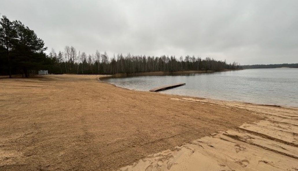 Labiekārtota Bolderājas karjera pludmale Rīgā ar sakārtotu krasta zonu, smilšu segumu un drošu peldēšanās vietu, kas pretendē uz oficiālās peldvietas statusu.