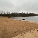 Labiekārtota Bolderājas karjera pludmale Rīgā ar sakārtotu krasta zonu, smilšu segumu un drošu peldēšanās vietu, kas pretendē uz oficiālās peldvietas statusu.