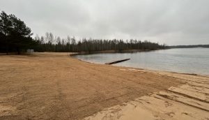 Bolderājas karjers oficiālā peldvieta Rīgā – sakārtota peldvieta ar glābēju zonu, ūdens kvalitātes uzraudzību, atpūtas infrastruktūru un iedzīvotājiem, kas izmanto drošu un oficiāli apstiprinātu peldvietu vasaras sezonā.
