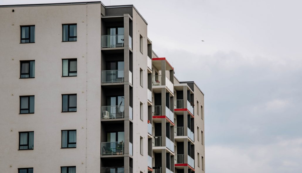 Padomi jauna mājokļa pirkšanai – jauna daudzīvokļu ēka Rīgā ar modernu fasādi, kurā iedzīvotāji izvēlas dzīvokļus, ņemot vērā būvdarbu kvalitāti, garantijas termiņus un apkārtējo infrastruktūru.