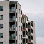 Padomi jauna mājokļa pirkšanai – jauna daudzīvokļu ēka Rīgā ar modernu fasādi, kurā iedzīvotāji izvēlas dzīvokļus, ņemot vērā būvdarbu kvalitāti, garantijas termiņus un apkārtējo infrastruktūru.