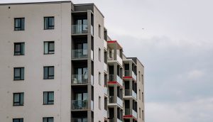 Padomi jauna mājokļa pirkšanai – jauna daudzīvokļu ēka Rīgā ar modernu fasādi, kurā iedzīvotāji izvēlas dzīvokļus, ņemot vērā būvdarbu kvalitāti, garantijas termiņus un apkārtējo infrastruktūru.