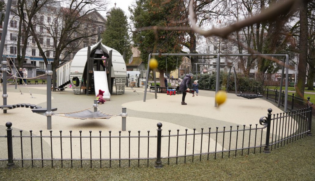 Atjaunotais bērnu rotaļu laukums Vērmanes dārzā ar jaunām rotaļu iekārtām, dabas toņu segumu un ģimenēm draudzīgu vidi Rīgas centrā.