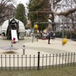 Atjaunotais bērnu rotaļu laukums Vērmanes dārzā ar jaunām rotaļu iekārtām, dabas toņu segumu un ģimenēm draudzīgu vidi Rīgas centrā.