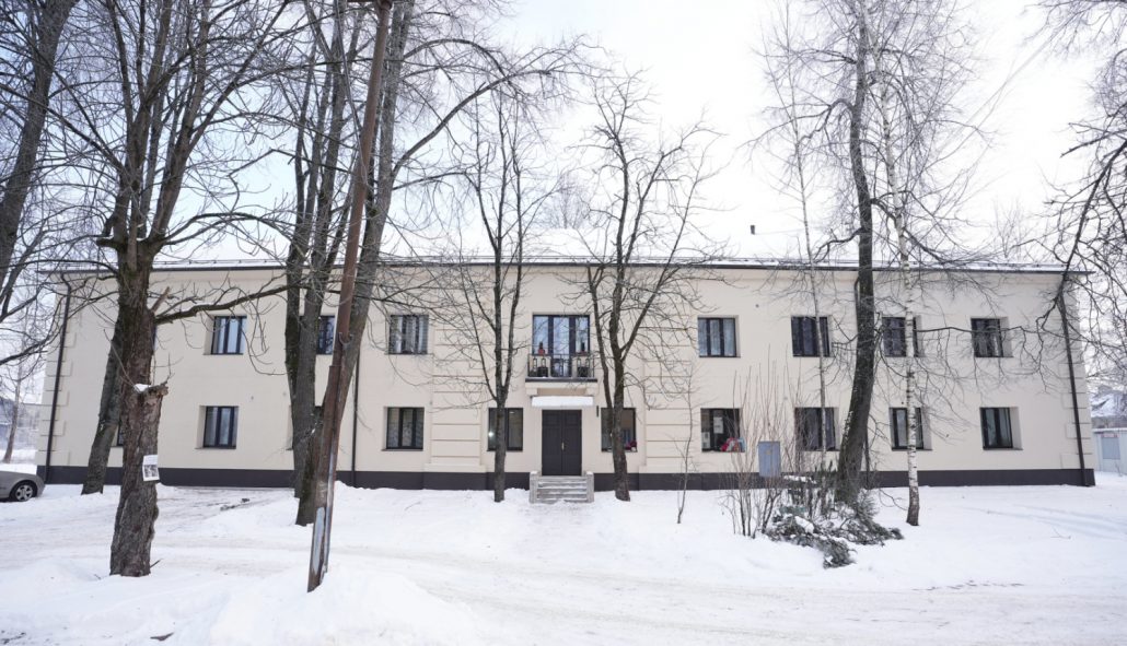 Bērzpils ielas mājas atjaunošana Rīgā – daudzdzīvokļu ēka ar fasādes siltināšanu, jaunu apkures sistēmu un energoefektivitātes uzlabojumiem.