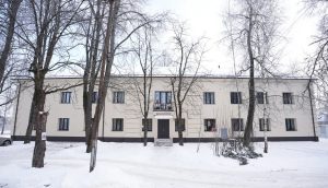 Bērzpils ielas mājas atjaunošana Rīgā – daudzdzīvokļu ēka ar fasādes siltināšanu, jaunu apkures sistēmu un energoefektivitātes uzlabojumiem.