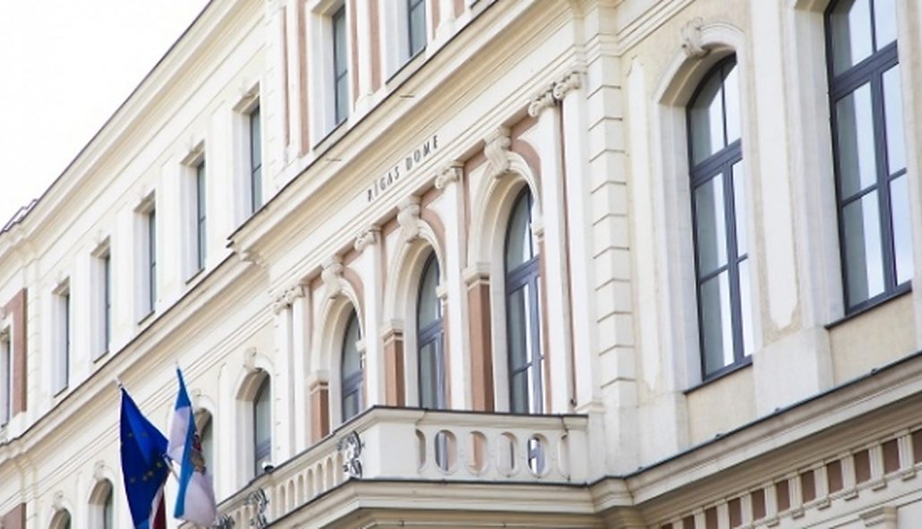 īgas domes Mājokļu un vides komitejas lēmumi par ilgtermiņa atbalstu Bauskas ielas 15 nelaimes gadījumā cietušajiem un drošības paaugstināšanu pašvaldības īres mājokļos: pagaidu izmitināšana un ēdināšana pirmajās 5 dienās, civiltiesiskās apdrošināšanas izvērtēšana, gāzes plīšu nomaiņa uz elektriskajām, NĪN atlaides un pakalpojumu maksas nepiemērošana, kā arī apsardzes nodrošināšana pēc tehniskā atzinuma.