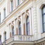 īgas domes Mājokļu un vides komitejas lēmumi par ilgtermiņa atbalstu Bauskas ielas 15 nelaimes gadījumā cietušajiem un drošības paaugstināšanu pašvaldības īres mājokļos: pagaidu izmitināšana un ēdināšana pirmajās 5 dienās, civiltiesiskās apdrošināšanas izvērtēšana, gāzes plīšu nomaiņa uz elektriskajām, NĪN atlaides un pakalpojumu maksas nepiemērošana, kā arī apsardzes nodrošināšana pēc tehniskā atzinuma.