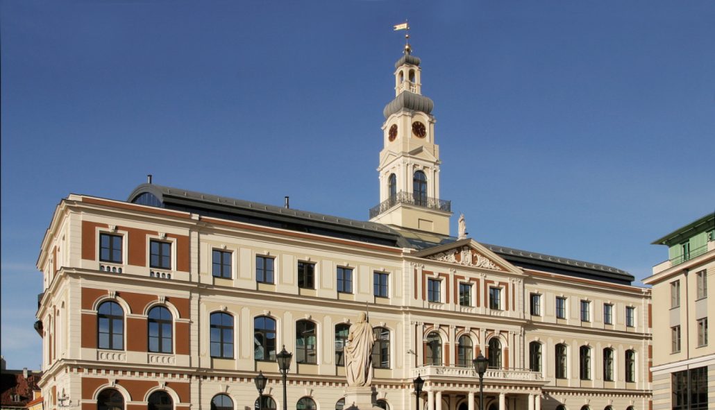 Rīgas domes sēžu zālē notiek Civilās aizsardzības komisijas sēde par papildu atbalstu Torņakalna gāzes sprādzienā cietušās ēkas iedzīvotājiem, tostarp krīzes pabalstu, dokumentu atjaunošanu un pagaidu mājokļu nodrošināšanu.