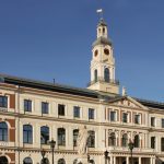 Rīgas domes sēžu zālē notiek Civilās aizsardzības komisijas sēde par papildu atbalstu Torņakalna gāzes sprādzienā cietušās ēkas iedzīvotājiem, tostarp krīzes pabalstu, dokumentu atjaunošanu un pagaidu mājokļu nodrošināšanu.