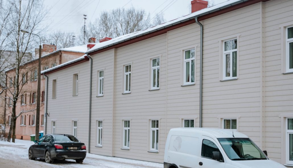 Daudzdzīvokļu māju atjaunošana renovācija Rīgā — Salacas iela 7. Attēlā atjaunota daudzdzīvokļu māja ar sakoptu, siltinātu fasādi, nomainītiem logiem, pastiprinātām nesošajām konstrukcijām un modernizētu ventilācijas sistēmu; uzlabota energoefektivitāte un sagaidāmi zemāki siltuma rēķini. Projekts īstenots ar Rīgas pašvaldības Mājokļu kompetences centra atbalstu; darbus veica SIA “Komercveiksmes”, apsaimnieko SIA “Pilsētas namu pārvaldnieks”, izmaksas ~400 000 EUR, dokumentācijas atbalsts 50% no ALTUM.