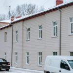 Daudzdzīvokļu māju atjaunošana renovācija Rīgā — Salacas iela 7. Attēlā atjaunota daudzdzīvokļu māja ar sakoptu, siltinātu fasādi, nomainītiem logiem, pastiprinātām nesošajām konstrukcijām un modernizētu ventilācijas sistēmu; uzlabota energoefektivitāte un sagaidāmi zemāki siltuma rēķini. Projekts īstenots ar Rīgas pašvaldības Mājokļu kompetences centra atbalstu; darbus veica SIA “Komercveiksmes”, apsaimnieko SIA “Pilsētas namu pārvaldnieks”, izmaksas ~400 000 EUR, dokumentācijas atbalsts 50% no ALTUM.