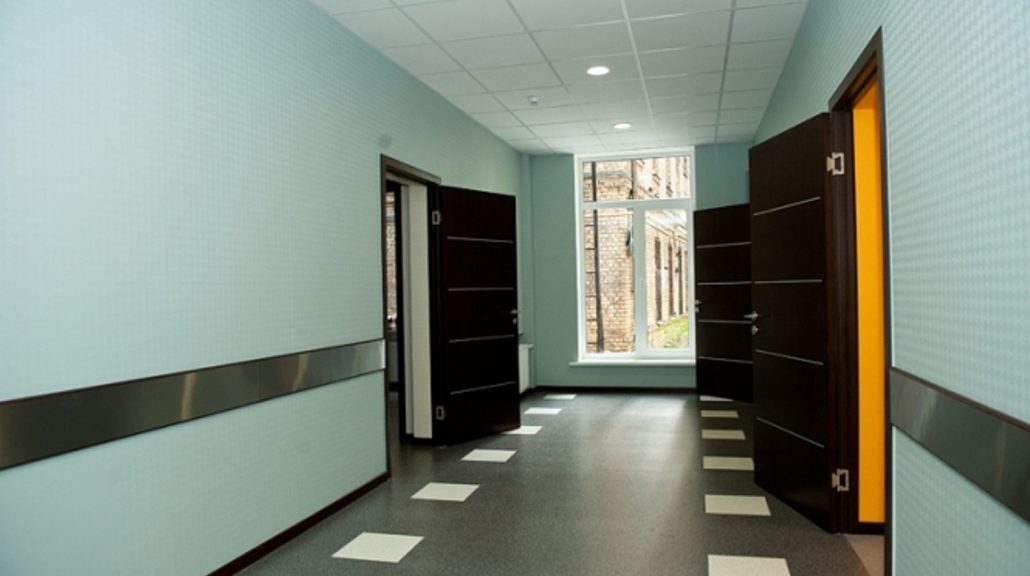 Sociālo dzīvokļu atjaunošana Rīgā: atjaunots sociālais dzīvoklis ar pilnu iekšējo apdari ES projekta ietvaros senioriem un cilvēkiem ar invaliditāti.