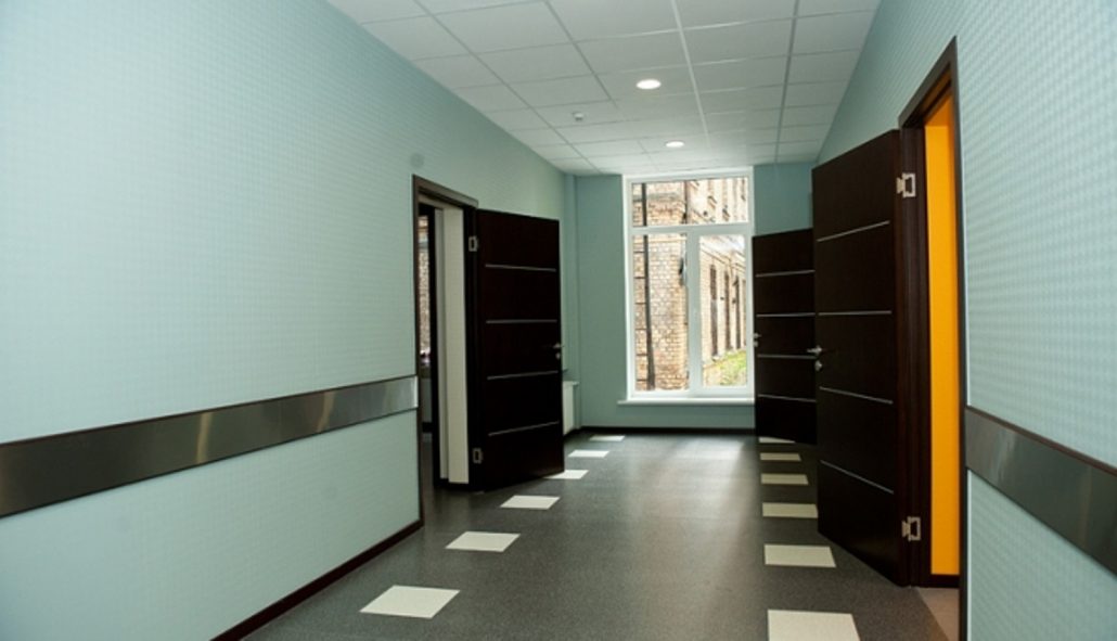 Sociālo dzīvokļu atjaunošana Rīgā: atjaunots sociālais dzīvoklis ar pilnu iekšējo apdari ES projekta ietvaros senioriem un cilvēkiem ar invaliditāti.