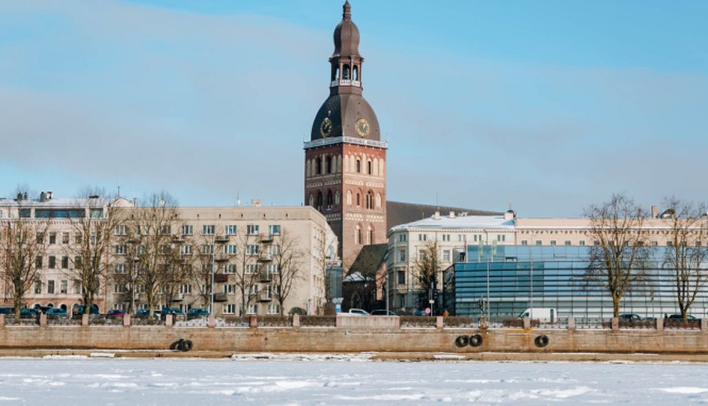 Rīgas pašvaldības ieviestais aizliegums atrasties uz Daugavas ledus – policijas brīdinājuma zīmes, norobežojošās lentas un pastiprinātas patruļas, lai novērstu bīstamas situācijas un nodrošinātu iedzīvotāju drošību.