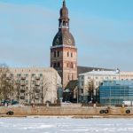 Rīgas pašvaldības ieviestais aizliegums atrasties uz Daugavas ledus – policijas brīdinājuma zīmes, norobežojošās lentas un pastiprinātas patruļas, lai novērstu bīstamas situācijas un nodrošinātu iedzīvotāju drošību.