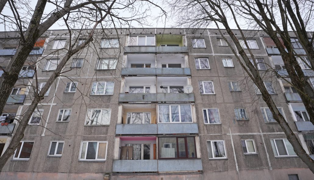 Daudzdzīvokļu dzīvojamās ēkas fasāde Rīgā, Stūres ielā 2a, ar norobežotu būvlaukumu un darba tehniku; projekta atklāšanā piedalās iesaistīto pušu pārstāvji. Atjaunošanu īsteno ar Mājokļu kompetences centra un “Altum” atbalstu, mērķis—uzlabot ēkas energoefektivitāti, tehnisko stāvokli un iedzīvotāju dzīves komfortu.