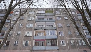 Daudzdzīvokļu dzīvojamās ēkas fasāde Rīgā, Stūres ielā 2a, ar norobežotu būvlaukumu un darba tehniku; projekta atklāšanā piedalās iesaistīto pušu pārstāvji. Atjaunošanu īsteno ar Mājokļu kompetences centra un “Altum” atbalstu, mērķis—uzlabot ēkas energoefektivitāti, tehnisko stāvokli un iedzīvotāju dzīves komfortu.