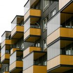 Izstāde “Māja2026” Rīga konsultācijas stends Ķīpsalā, kur eksperti sniedz padomus par būvniecību, ēku atjaunošanu un pieejamajiem līdzfinansējuma risinājumiem Rīgā.