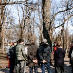 Iedzīvotāju vienošanās sanāksmē ar pašvaldību Lielo kapu prioritāros darbus – apgaismojuma atjaunošanu, celiņu sakārtošanu un drošības uzlabošanu teritorijā.