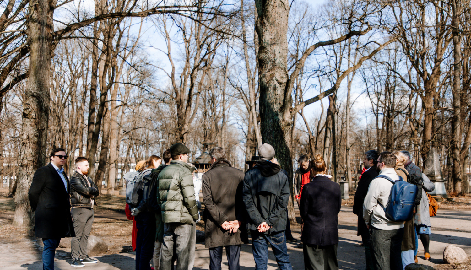 Iedzīvotāju vienošanās sanāksmē ar pašvaldību Lielo kapu prioritāros darbus – apgaismojuma atjaunošanu, celiņu sakārtošanu un drošības uzlabošanu teritorijā.