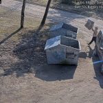 Videonovērošanas kameras Rīgas pašvaldības kapsētās fiksē nelikumīgu atkritumu izmešanu, palīdzot Rīgas pašvaldības policijai identificēt pārkāpējus un novērst kapsētu piegružošanu.